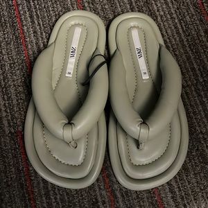 Zara sage green puff thong sandals in size 7.5-8/38 brand new with tag.